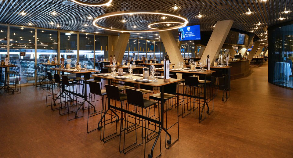 VIP-Bereich der Swiss Life Arena mit gedeckten Tischen