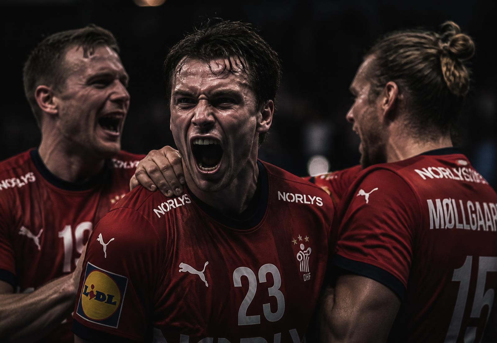 Jubelnde Handballspieler der dänischen Nationalmannschaft